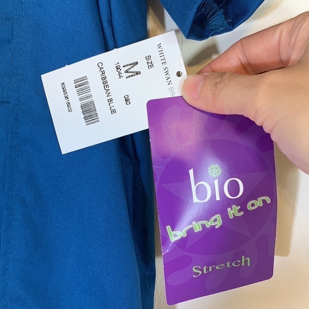 NWT. BIO Stretch Men’s Medium Ultimate V Neck Scrub Top. - Picture 5 of 9
